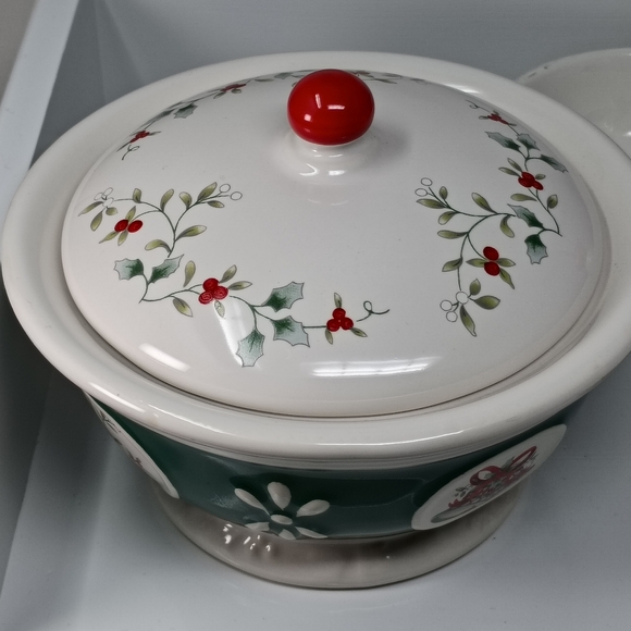 Pfaltzgraff Green and White Ceramic Cookware Tureen - Picture 2 of 13